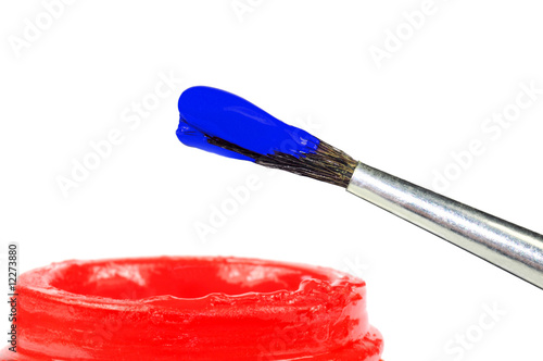 Foto: Pinsel mit blauer Farbe und rotem Farbtopf Pinsel mit blauer Farbe und rotem Farbtopf