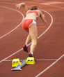 Eine Sprinterin beim Start zum 200m Rennen.