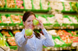 Einkauf von Obst Gemüse im Supermarkt
