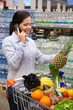 Frau mit Einkaufskorb im Supermarkt