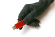 Hand im schwarzen Handschuh im Besitz von USB-Stick