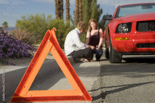 Foto: couple having car trouble couple having car trouble