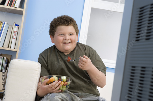 Foto: boy eating bowl of fruit boy eating bowl of fruit