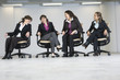 Foto: Business women laughing in office. Business women laughing in office.