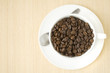 Foto: coffee cup with beans from above coffee cup with beans from above