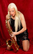 Junge hübsche Frau spielt Saxophone