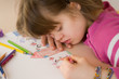 jeune fille trisomique dessinant