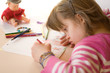 jeune fille trisomique dessinant