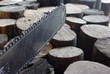 Foto: Kettensäge auf Holzblöcken Kettensäge auf Holzblöcken
