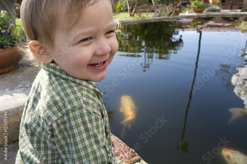 Foto: boy at fountain 11 boy at fountain 11