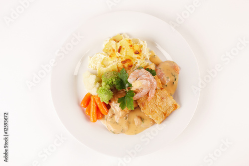 Foto: Pangasiusfilet mit Crevettenragout und Kartoffelgratin Pangasiusfilet mit Crevettenragout und Kartoffelgratin