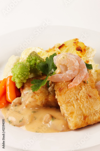 Foto: Pangasiusfilet mit Crevettenragout und Kartoffelgratin Pangasiusfilet mit Crevettenragout und Kartoffelgratin