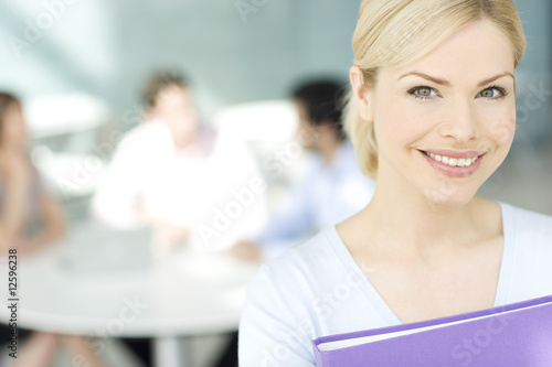 Foto: A businesswoman in office, three colleagues having a discussion A businesswoman in office, three colleagues having a discussion