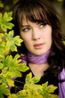 schöne Brunette mit Herbstlaub schöne Brunette mit Herbstlaub