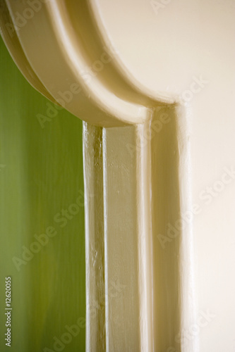 Foto: Detail of Doorjamb next to Green Wall Detail of Doorjamb next to Green Wall