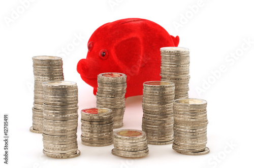 Münz-Stapel und Sparschwein Münz-Stapel und Sparschwein