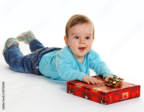 Kleines Kind mit einem Geburtstags Geschenk Paket Kleines Kind mit einem Geburtstags Geschenk Paket