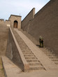 un homme faisant l'ascension d'une muraille