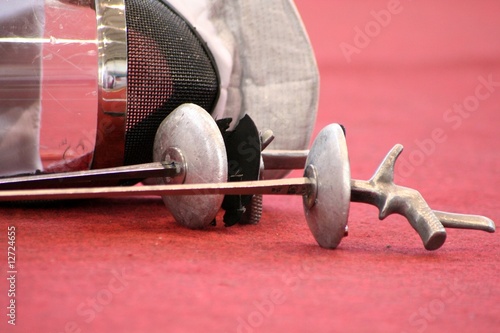 Foto: Fencing mask and foil Fencing mask and foil