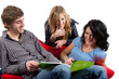 Jeunes qui s'amusent en apprenant Jeunes qui s'amusent en apprenant