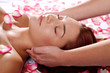 Massage mit Rosenblüten