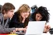Trois adolescent avec ordinateur