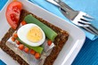 belegtes brot mit hering, ei, zwiebel und tomate