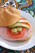 belegtes brötchen mit bierwurst, gurke und tomate