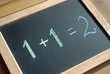 "1+1=2" (craie sur tableau noir)