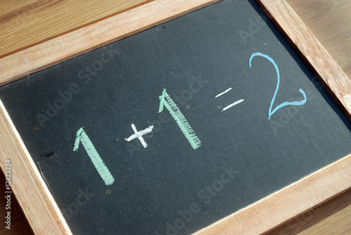 Photo: "1+1=2" (craie sur tableau noir) "1+1=2" (craie sur tableau noir)