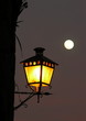 Farola y luna llena