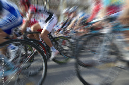 Photo: Gruppo di ciclisti con radial blur Gruppo di ciclisti con radial blur