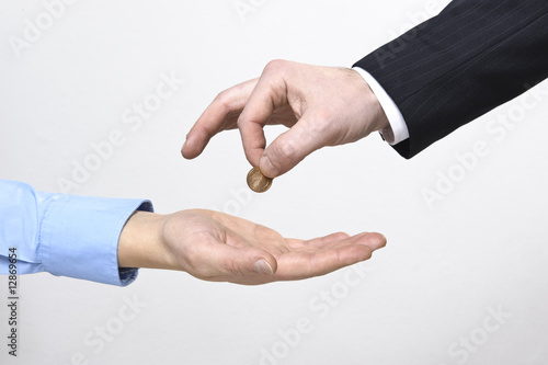 Foto: manager gibt angestelltem geldstück in die hand manager gibt angestelltem geldstück in die hand