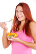 Junge Frau isst Obstsalat