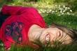 fou rire dans l'herbe