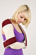 Frau mit Bandage