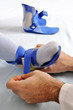 Kind mit Orthese Beinschiene