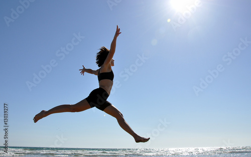 Femme sautant à la mer