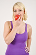 Frau mit Apfel
