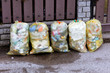 Müllsäcke mit Plastikmüll zurMüllentsorgung