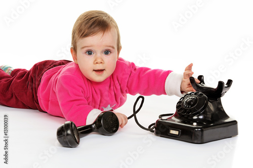 Photo: Kind spielt mit einem alten Telefon Kind spielt mit einem alten Telefon