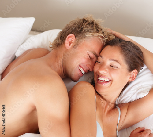 사진:Romantic and cute young couple laughing in bed Romantic and cute young couple laughing in bed
