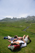 Photos : famille en randonn�e s\'allongeant dans l\'herbe