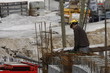 Ouvrier découpe du fer à béton sur un chantier