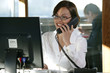 femme avec ordinateur et téléphone
