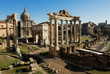 vista sui fori romani con il tempio di saturno a Roma in Italia vista sui fori romani con il tempio di saturno a Roma in Italia