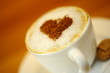 Foto: Cappuccino mit Herz und Amarettini Cappuccino mit Herz und Amarettini