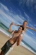 jeune homme et garçon à la plage
