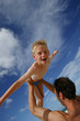 jeune homme et garçon à la plage