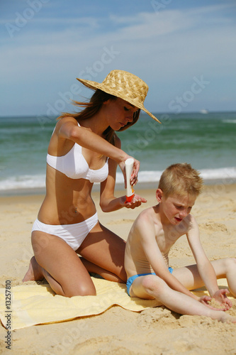 Photo: jeune femme et garçon à la plage jeune femme et garçon à la plage